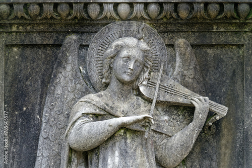 Ange en prière. Angels at prayer. Cimetière monumental, Milan - Italie