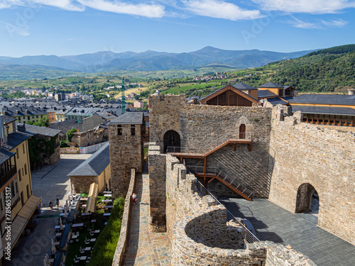 Vista del paisaje de León con las montañas verdes al fondo sobre montañas y cielo azul, desde el Castillo Templario medieval soleado, en verano de 2021 España.