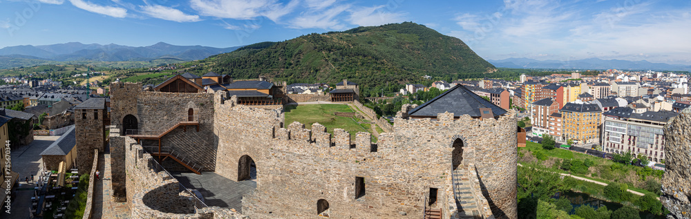 Vista panorámica del Castillo de los templarios de Ponferrada, fortaleza medieval visitada en verano de 2021 España