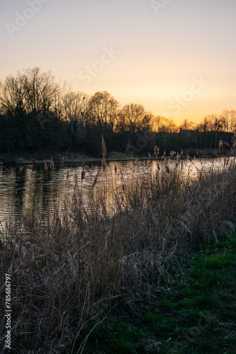 Sonnenuntergang über einem Fluss