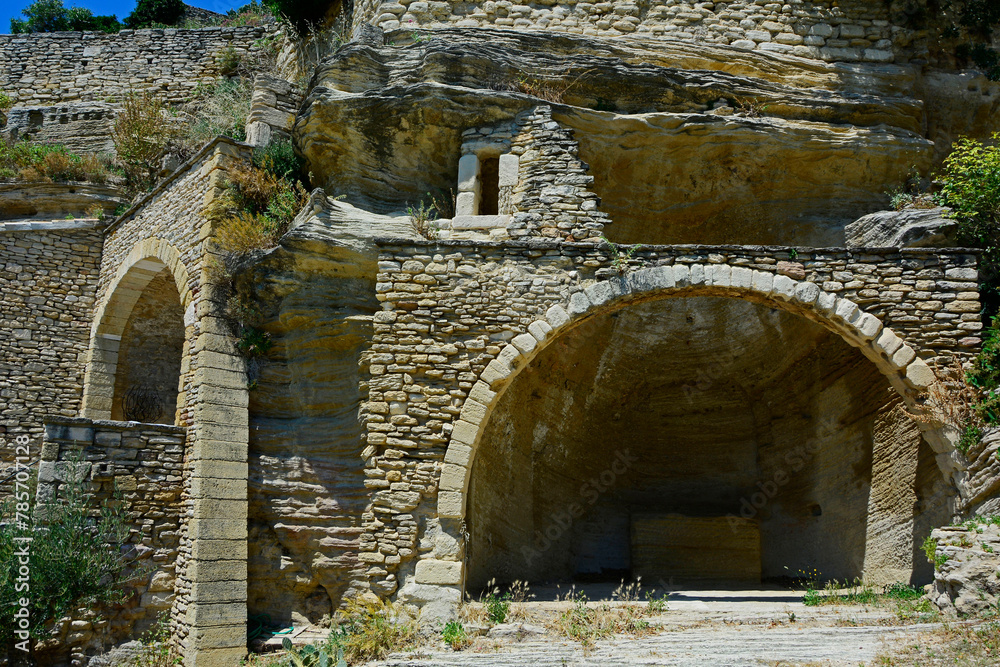 Obraz premium kamienne miasteczko w prowancji, kamienna grota, Provence, Provencal town on a hill, stone cave 