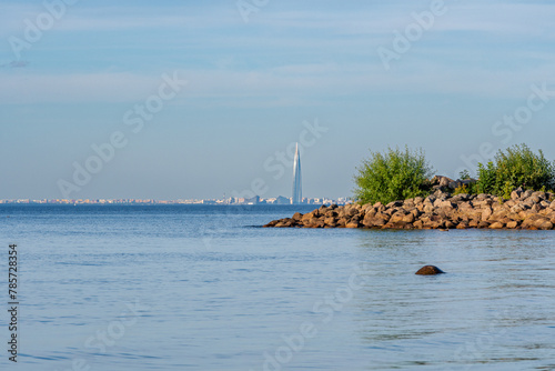 der Park Aleksandriya in St. Petersburg in Russland liegt herrlich am baltischen Meer mit vielen Wiesen und Blumen photo