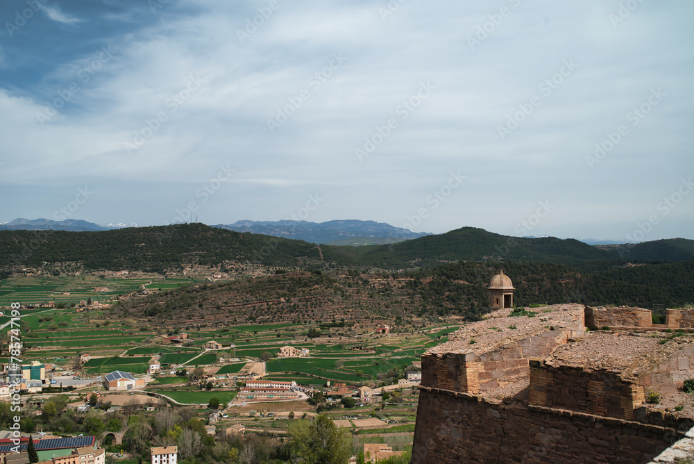 Muro. Puesto de guardia de un castillo, Puesto de guardia de una antigua fortaleza, Castillo de Cardona, España. Foto con vistas del pueblo de Cardona
