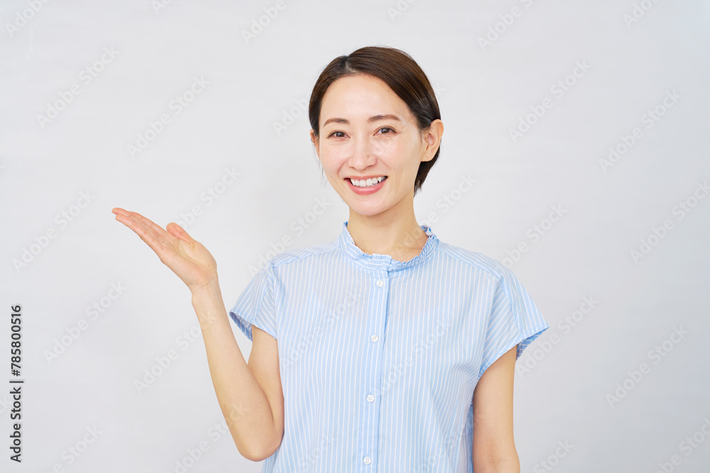 手のひらで左を指す女性 白背景 手のひらで左を指す女性 白背景