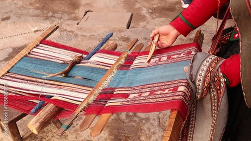 mujer peruana haciendo tejido tradicional de chinchero cusco peru photo