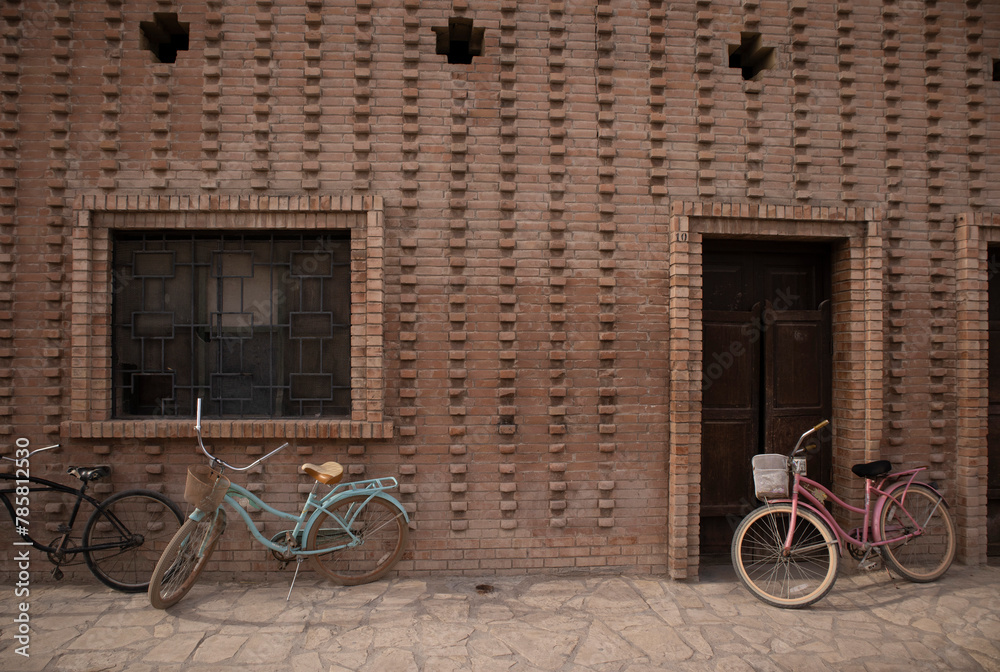bicicletas retro enfrente de casa vieja de pueblo de viesca, coahuila 