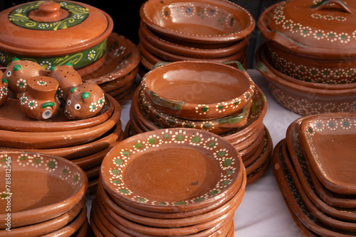 vajilla tradicional mexicana echa artesanalmente con barro, artesanía mexicana en mercado 