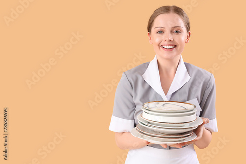 Young waitress with many pl...