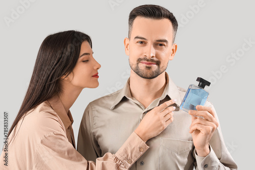 Young couple with perfume o...