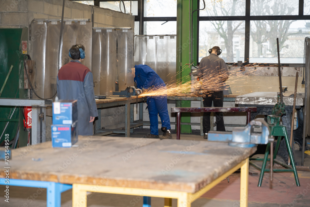 atelier de découpe de métal, industrie métallurgique avec artisans