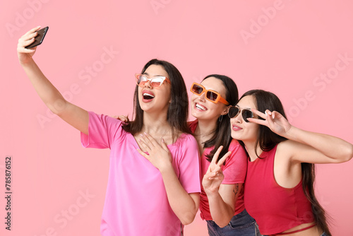 Beautiful young women in su...