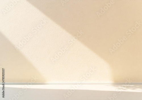 光の入ったアイボリー色の壁 photo