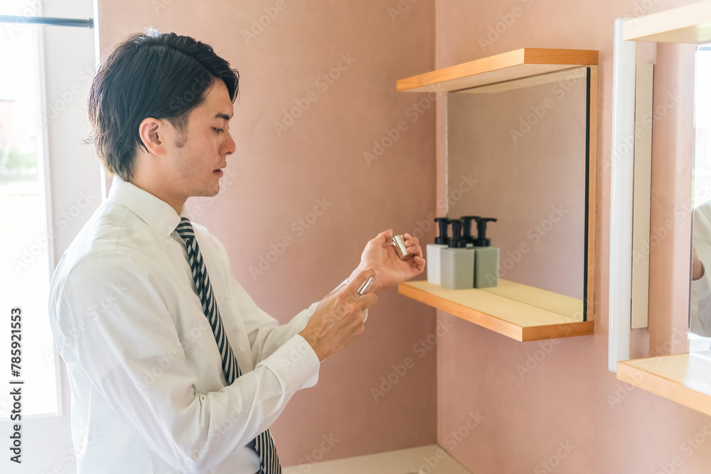 朝出勤前に手首に香水をつけるスーツ姿の若いアジア人ビジネスマン(メンズコロン・メンズ香水)
朝出勤前に手首に香水をつけるスーツ姿の若いアジア人ビジネスマン(メンズコロン・メンズ香水)