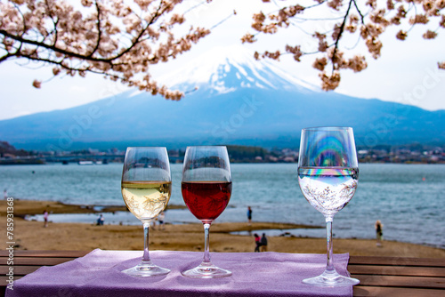 河口湖の春　桜と富士山とワイングラス