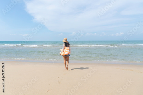 Summer vacation Beautiful Asian girl relaxing sun hat tropical beaches  . Travel and Lifestyle Concepts