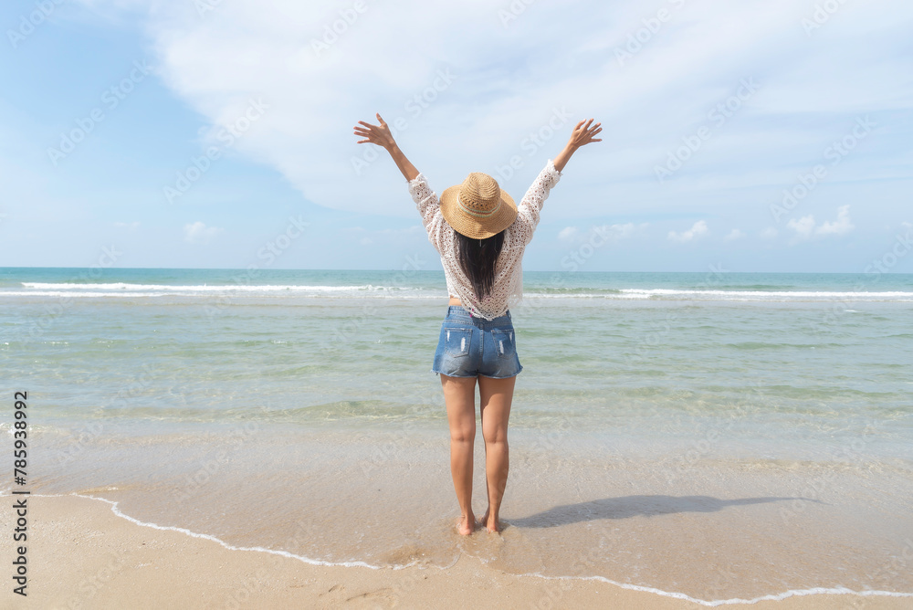 Summer vacation Beautiful Asian girl relaxing sun hat tropical beaches . Travel and Lifestyle Concepts Summer vacation Beautiful Asian girl relaxing sun hat tropical beaches . Travel and Lifestyle Concepts