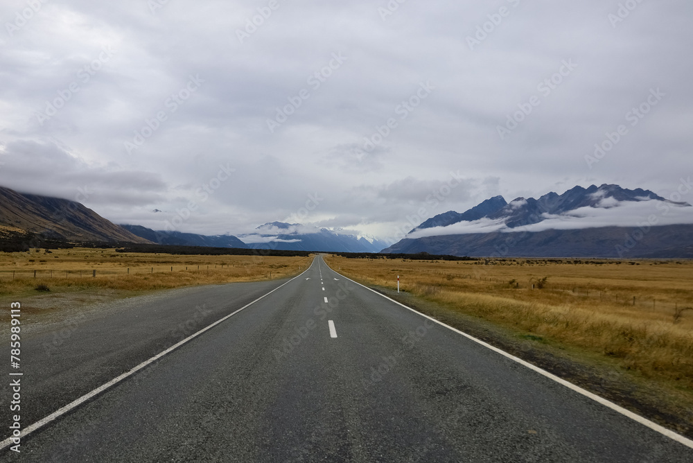 Naklejka premium Wunderschöne Sicht auf den Mt. Cook in Neuseeland mit typischer Landschaft und Straße 