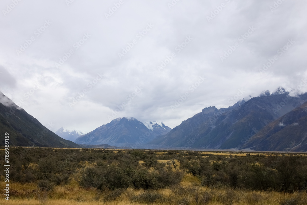 Wunderschöne Sicht auf den Mt. Cook in Neuseeland mit typischer Landschaft und Straße Wunderschöne Sicht auf den Mt. Cook in Neuseeland mit typischer Landschaft und Straße
