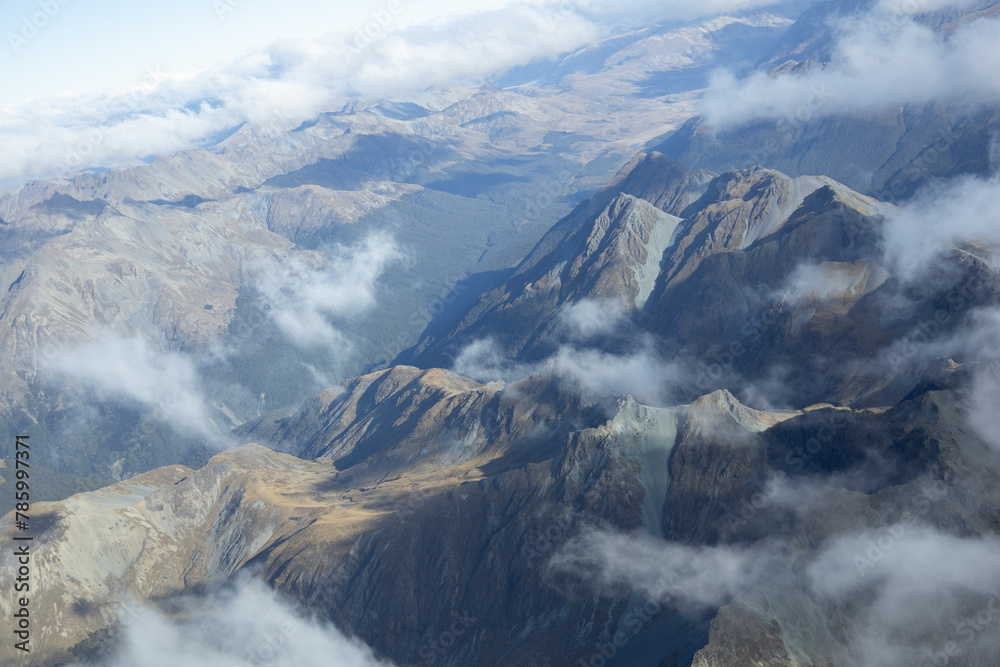 Obraz premium Blick aus dem Flugzeug von Oben auf Berge bei Milford Sound in Neusseeland