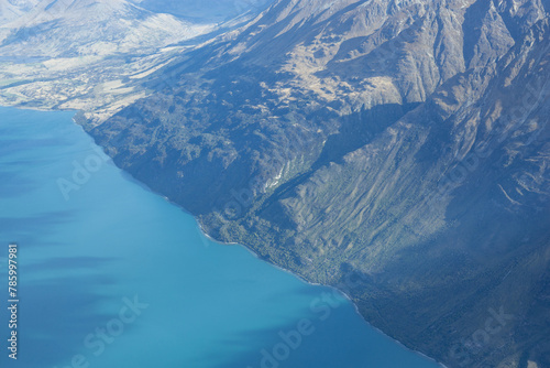 Blick aus dem Flugzeug von Oben auf Berge bei Milford Sound in Neusseeland photo