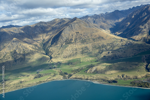 Foto aus dem Flugzeug auf dem Weg zum Milford Sound Berge Seen 
