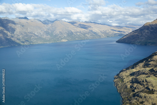 Foto aus dem Flugzeug auf dem Weg zum Milford Sound Berge Seen 