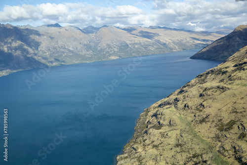 Foto aus dem Flugzeug auf dem Weg zum Milford Sound Berge Seen 