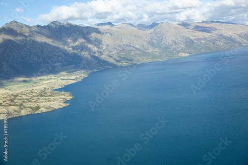 Foto aus dem Flugzeug auf dem Weg zum Milford Sound Berge Seen 