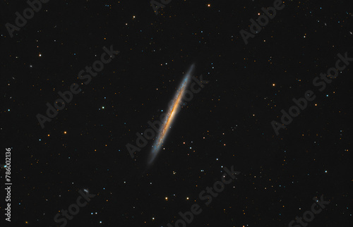 Astro fotografia della galassia NGC 5907 e 5906 ripresa con telescopio in 30 ore di esposizione photo