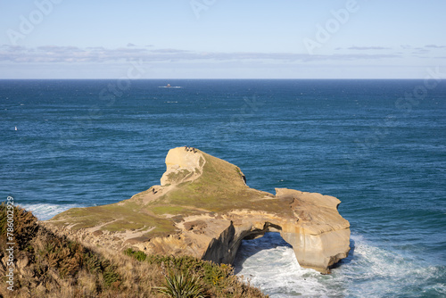 Felsen im Süden von Neuseeland im Meer die von Wellen unterspült worden sind photo