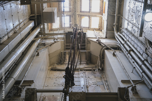 Foto View into historic old fashioned engine room onboard classic ocean cruiseship cr