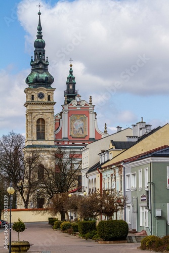 Tarnobrzeg rynek i kościół o. Dominikanów piękna architektura polskiego miasta