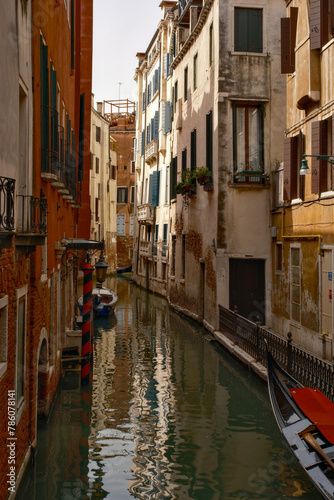 Camminando ed ammirando la bellissima città di Venezia © albasu