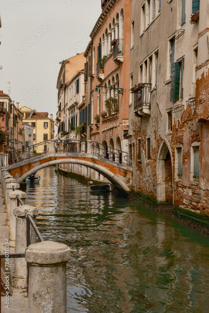 Camminando ed ammirando la bellissima città di Venezia