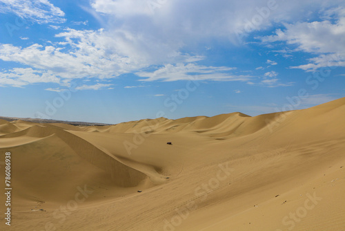 sand dunes in park © Hanlu