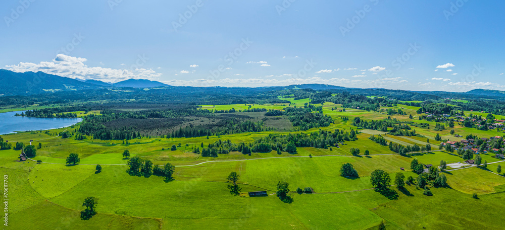 Obraz premium Die Region Uffing am Staffelsee an einem herrlichen Sommertag von oben