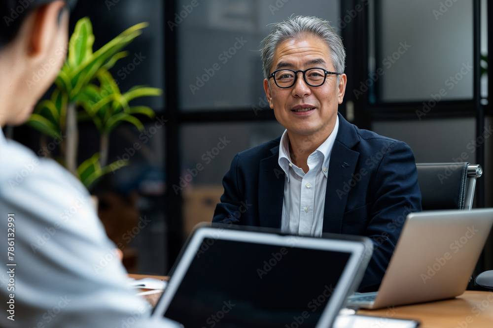 Senior businessman having a strategy meeting/戦略会議をするシニアビジネスマン Senior businessman having a strategy meeting/戦略会議をするシニアビジネスマン