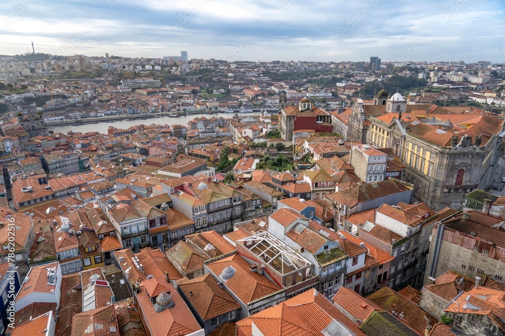 Obraz premium Panorama de la hermosa ciudad de Porto, viajes y monumentos de Portugal. Vista aérea del casco antiguo de Porto, Portugal from tower of Clerigos Church. Junto al río Douro.