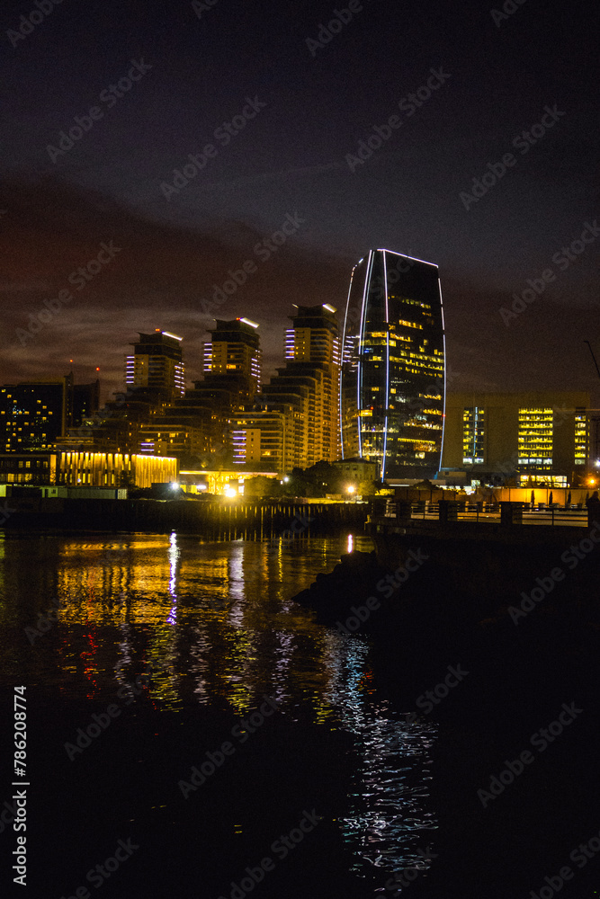 Obraz premium Skyscraper night view over water