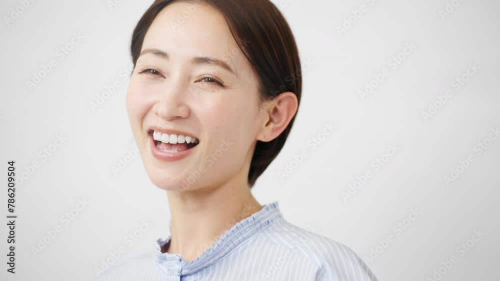 半袖ブラウスの若い女性 半袖ブラウスの若い女性
