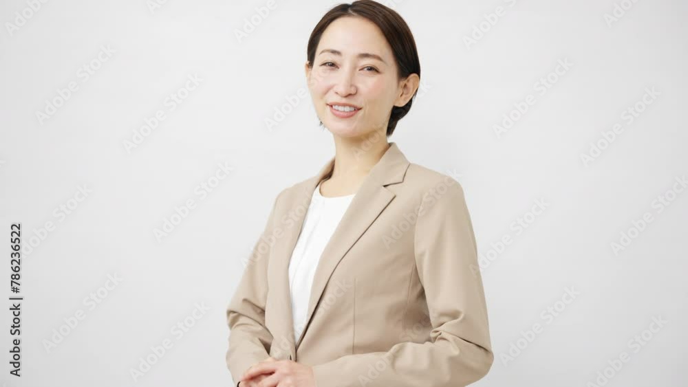 ビジネススーツを着た若い女性　ビジネスイメージ