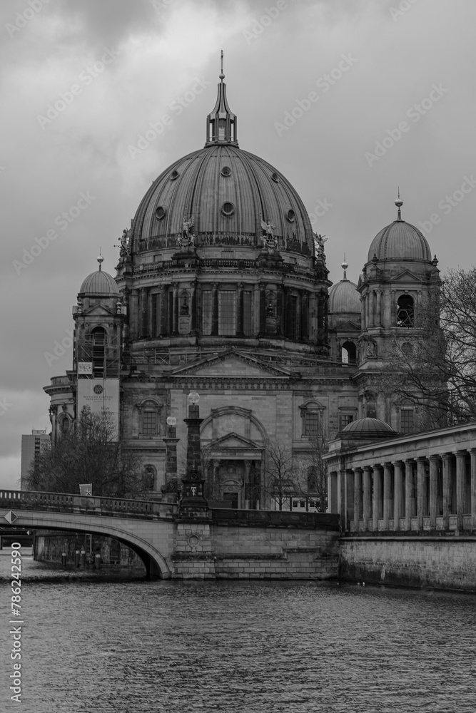 Berliner Dom im Winter schwarz weiß