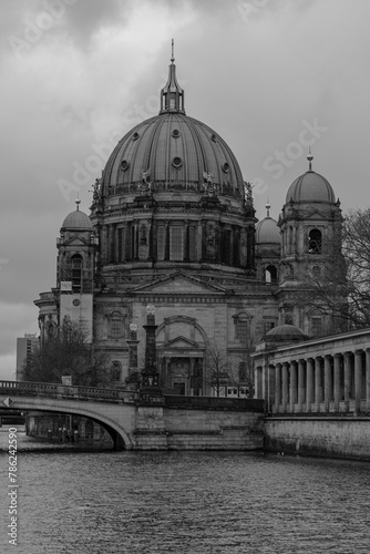 Berliner Dom im Winter schwarz weiß