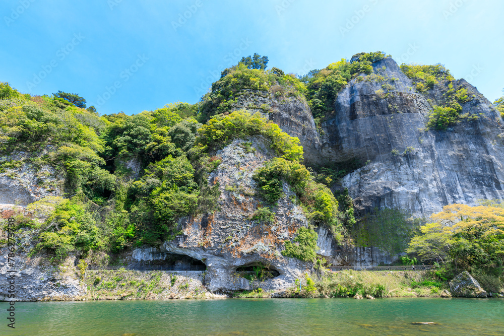 Fototapeta premium 春の青の洞門 大分県中津市 Spring blue cave. Ooita Pref, Nakatsu City.