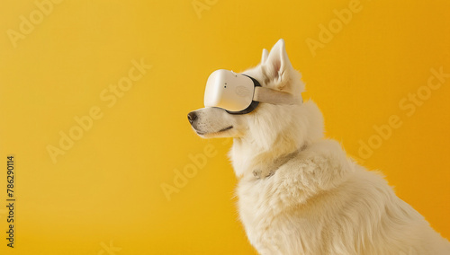 Adorable perro husky siberiano blanco de perfil con gafas de realidad virtual sobre fondo amarillo con espacio vacio photo