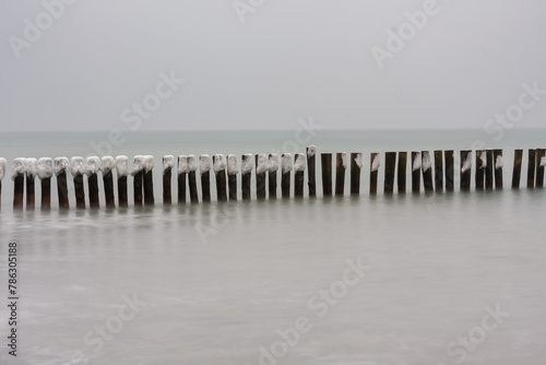 Buhnen mit Eis an der Ostsee im Winter