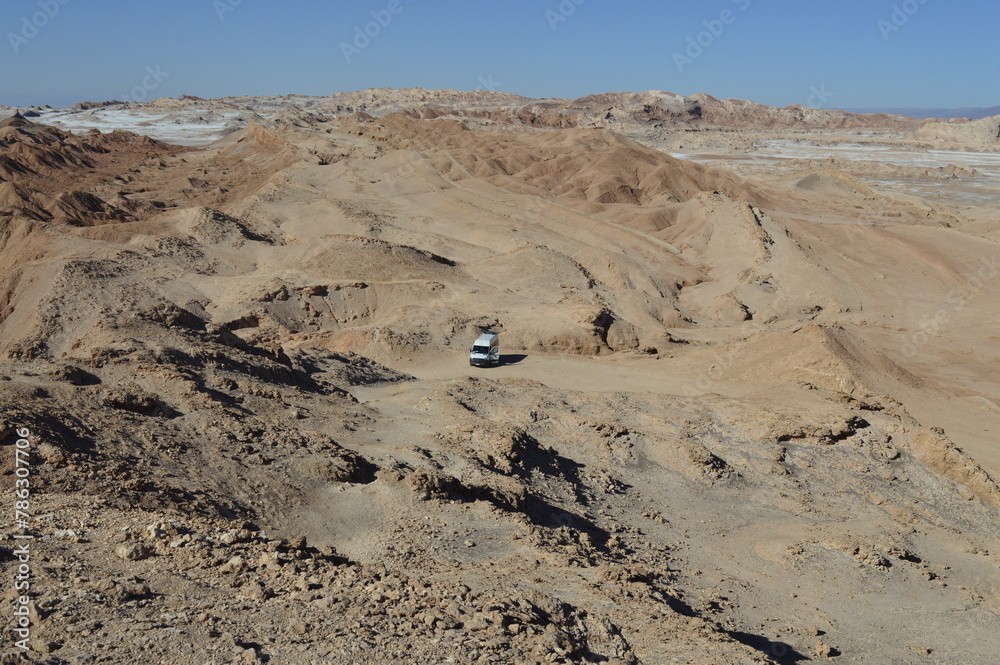 Van isolada no meio do Deserto do Atacama