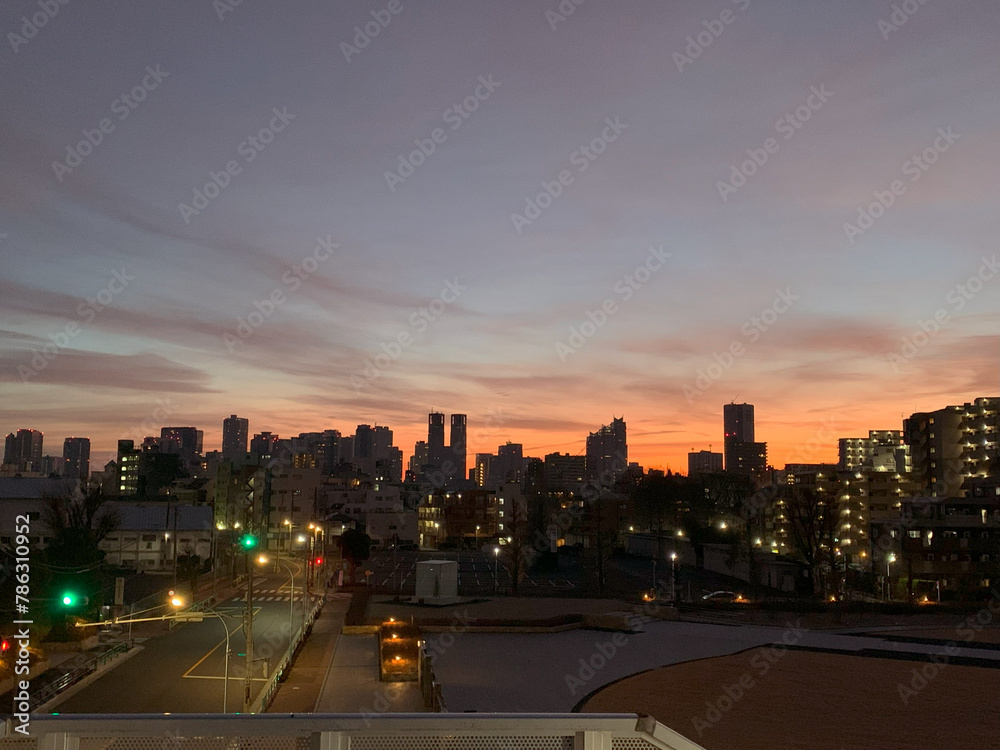 Fototapeta premium 東京西新宿のビル群の空に広がる冬の朝焼け