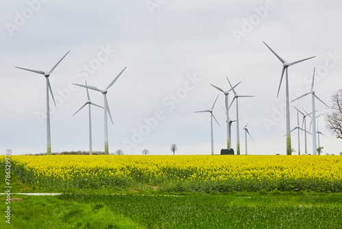 Blick auf Windräder, Haarstrang, Kreis Soest, NRW, Deutschland, April 2024   photo