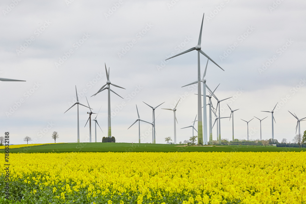 Blick auf Windräder, Haarstrang, Kreis Soest, NRW, Deutschland, April 2024 Blick auf Windräder, Haarstrang, Kreis Soest, NRW, Deutschland, April 2024